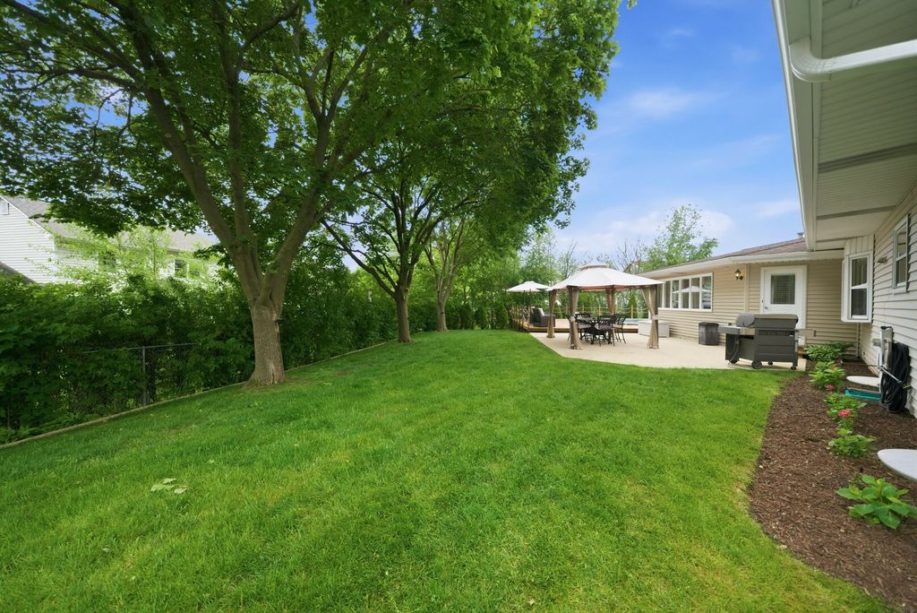 Image 56 of property listing at 877 N Dovington Drive, Hoffman Estates, IL 60169