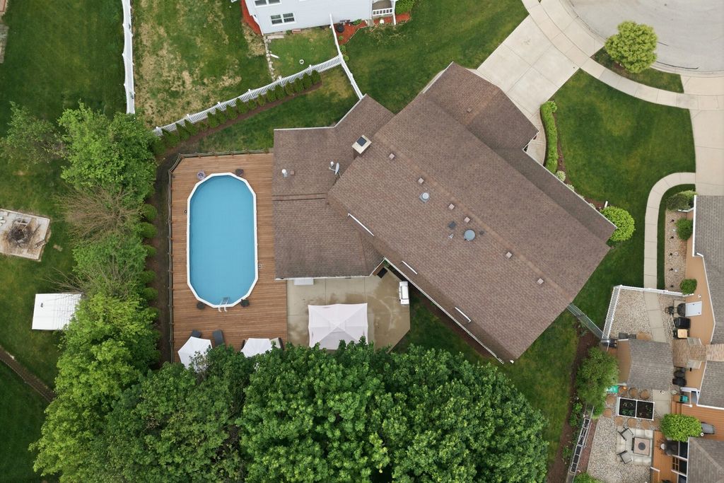 Image 57 of property listing at 877 N Dovington Drive, Hoffman Estates, IL 60169