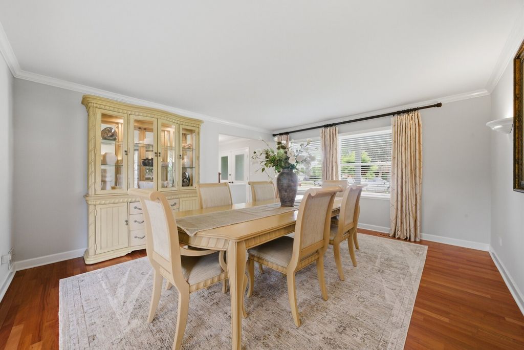 Image 8 of property listing at 877 N Dovington Drive, Hoffman Estates, IL 60169