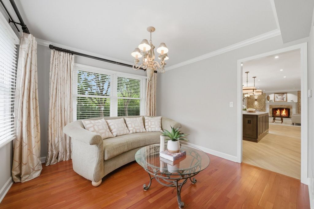 Image 9 of property listing at 877 N Dovington Drive, Hoffman Estates, IL 60169