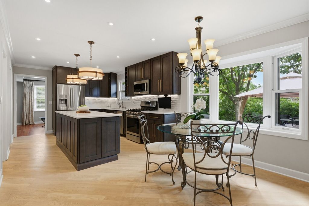 Image 10 of property listing at 877 N Dovington Drive, Hoffman Estates, IL 60169