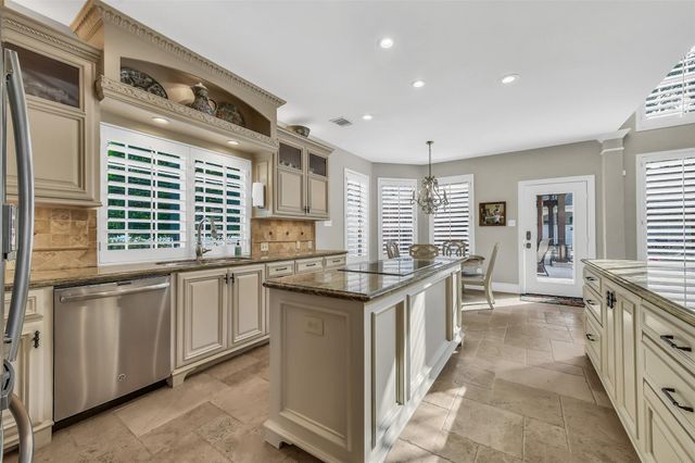 210 Trail Bend Lane, Friendswood, TX 77546