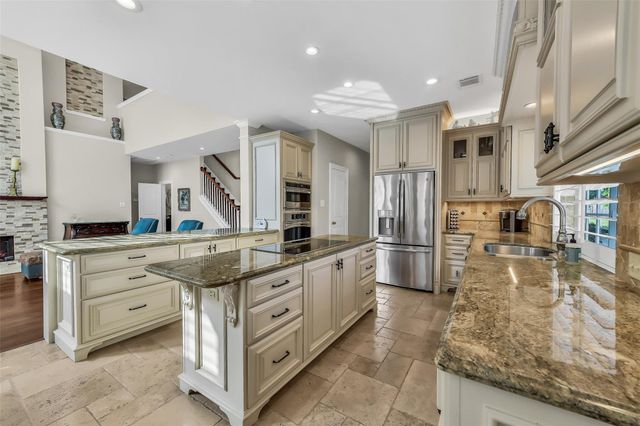 210 Trail Bend Lane, Friendswood, TX 77546