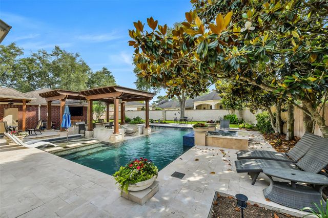 210 Trail Bend Lane, Friendswood, TX 77546