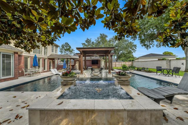 210 Trail Bend Lane, Friendswood, TX 77546
