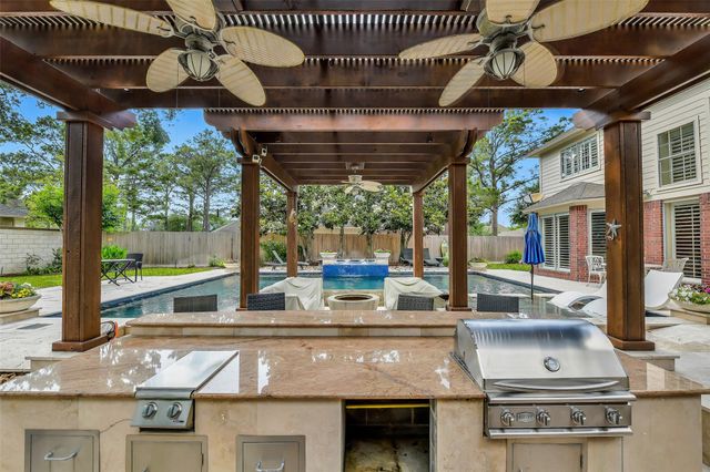 210 Trail Bend Lane, Friendswood, TX 77546