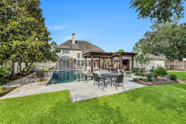 210 Trail Bend Lane, Friendswood, TX 77546
