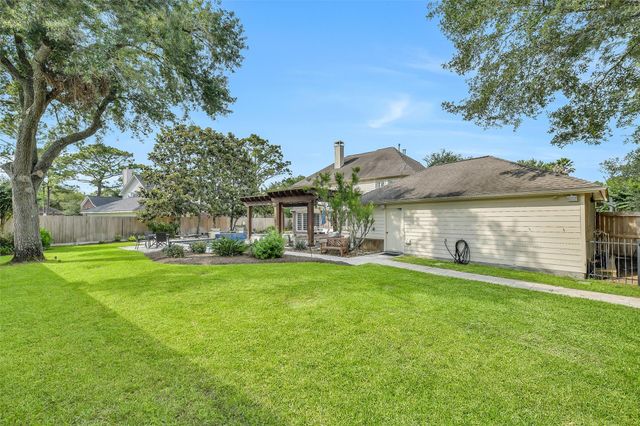 210 Trail Bend Lane, Friendswood, TX 77546