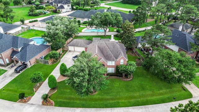 210 Trail Bend Lane, Friendswood, TX 77546
