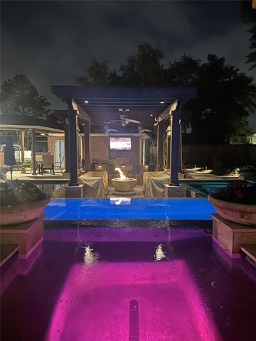 210 Trail Bend Lane, Friendswood, TX 77546