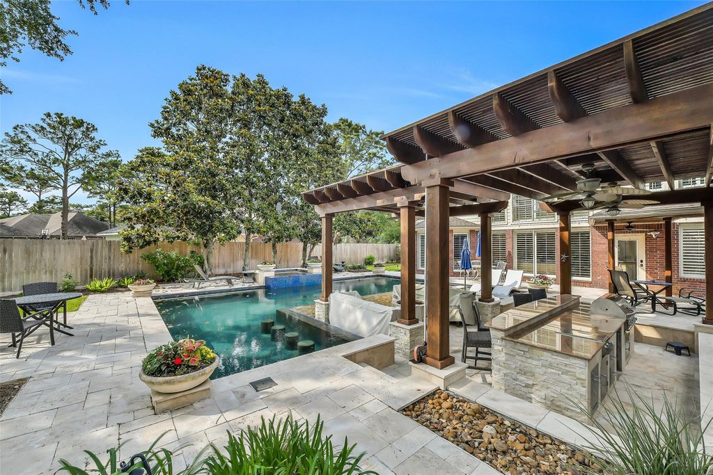 210 Trail Bend Lane, Friendswood, TX 77546