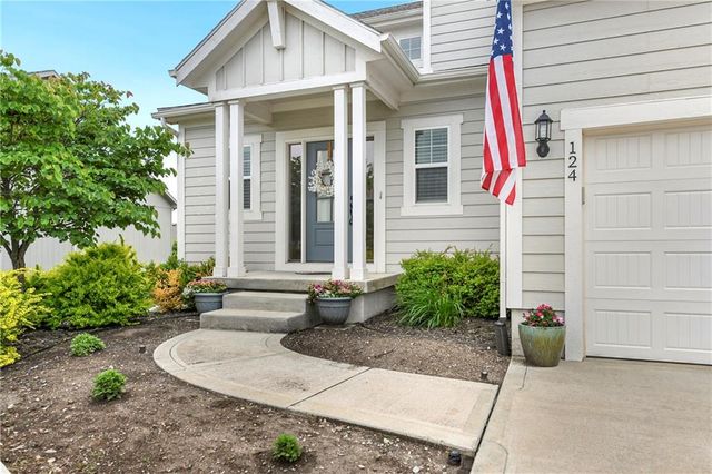 124 SE Briar Valley Lane, Blue Springs, MO 64064