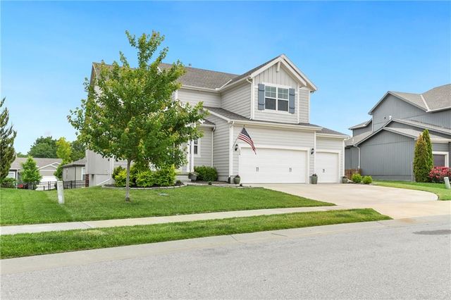 124 SE Briar Valley Lane, Blue Springs, MO 64064