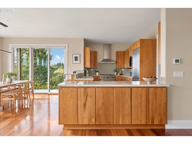 18284 MEADOWLARK Ln, Lake Oswego, OR 97034