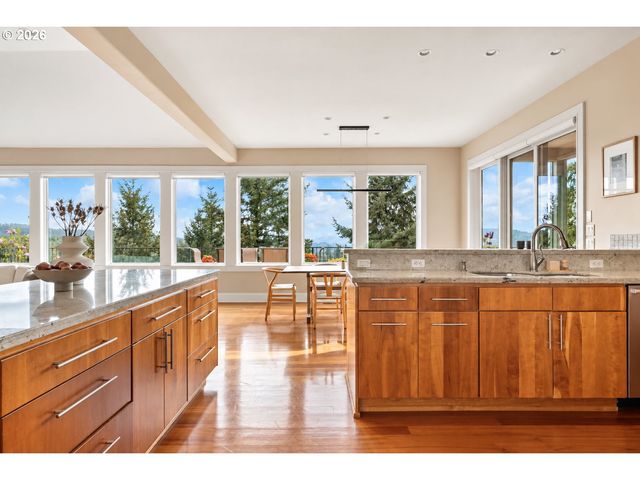 18284 MEADOWLARK Ln, Lake Oswego, OR 97034