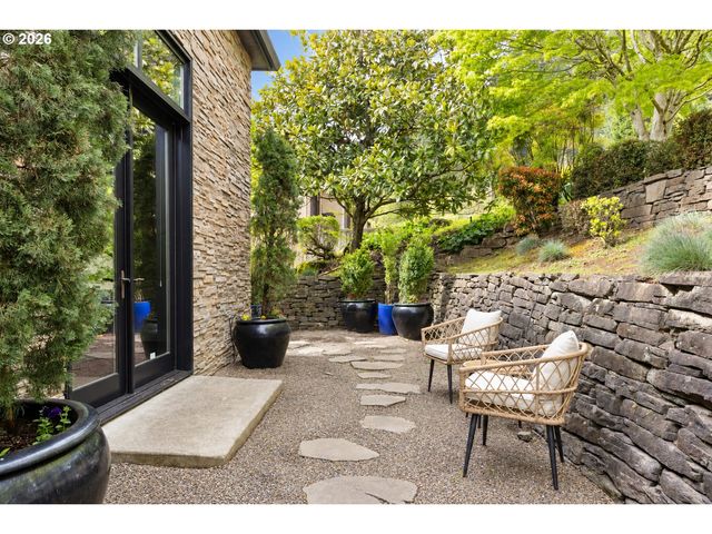 18284 MEADOWLARK Ln, Lake Oswego, OR 97034