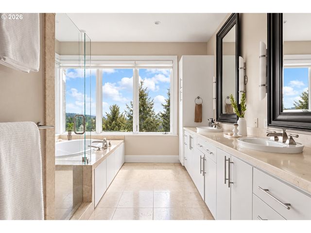 18284 MEADOWLARK Ln, Lake Oswego, OR 97034