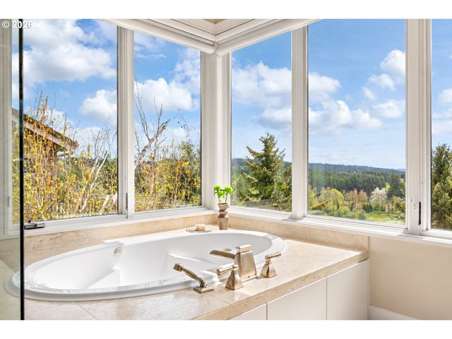 18284 MEADOWLARK Ln, Lake Oswego, OR 97034