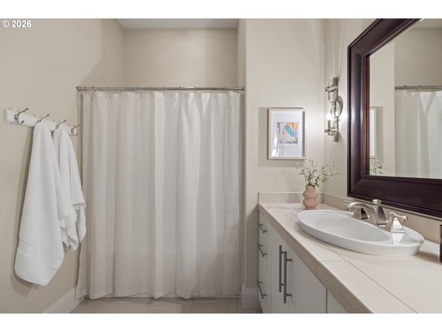 18284 MEADOWLARK Ln, Lake Oswego, OR 97034