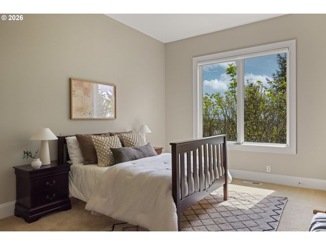 18284 MEADOWLARK Ln, Lake Oswego, OR 97034