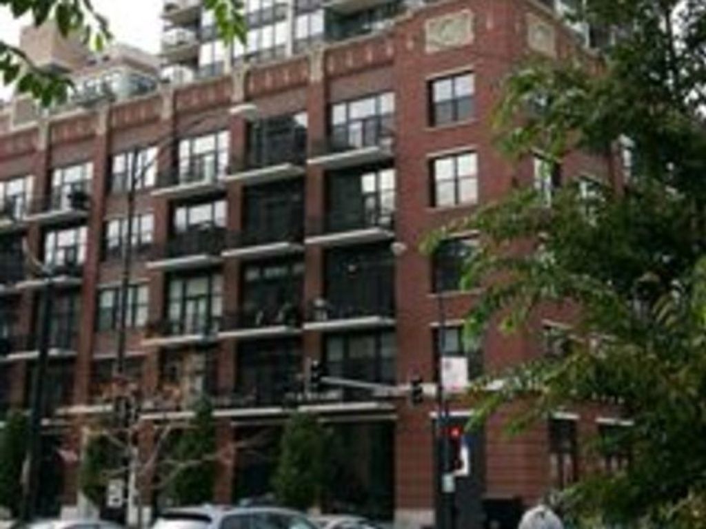 210 S Desplaines Street P-003, Chicago, IL 60661