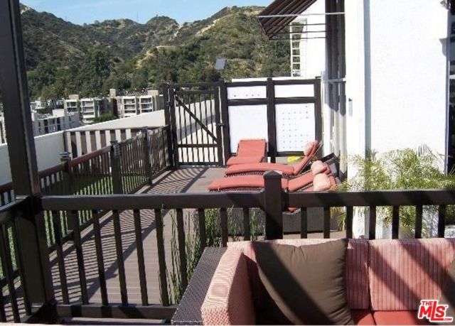 7250 Franklin Avenue 901, Los Angeles, CA 90046