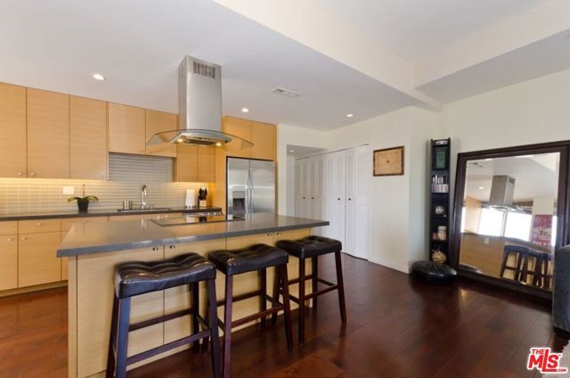 7250 Franklin Avenue 901, Los Angeles, CA 90046