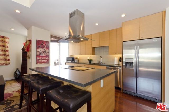 7250 Franklin Avenue 901, Los Angeles, CA 90046