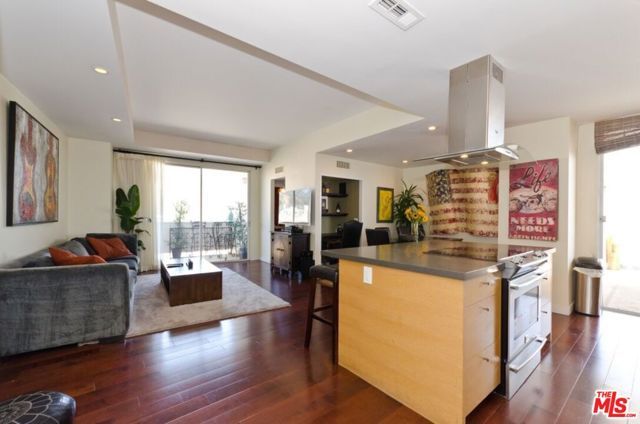 7250 Franklin Avenue 901, Los Angeles, CA 90046