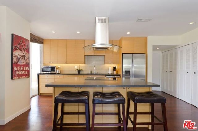 7250 Franklin Avenue 901, Los Angeles, CA 90046