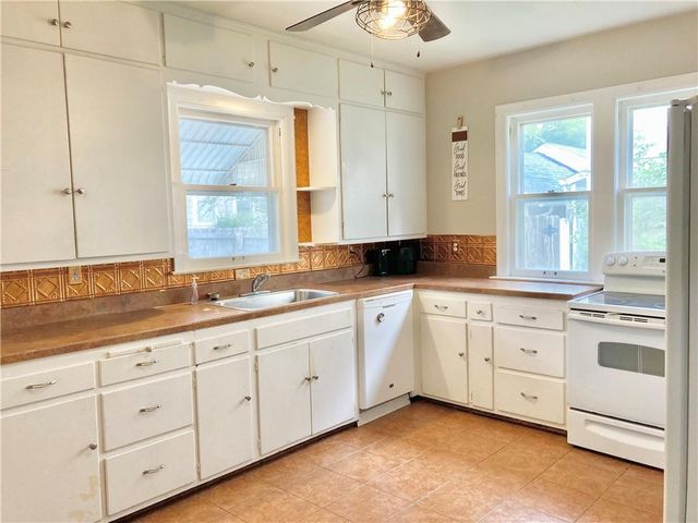 406 S 6th Street, Burlington, KS 66839