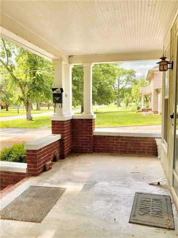 406 S 6th Street, Burlington, KS 66839