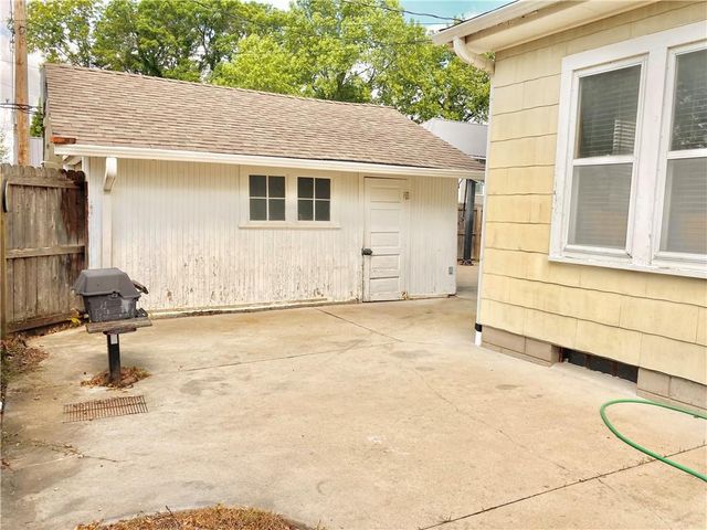 406 S 6th Street, Burlington, KS 66839