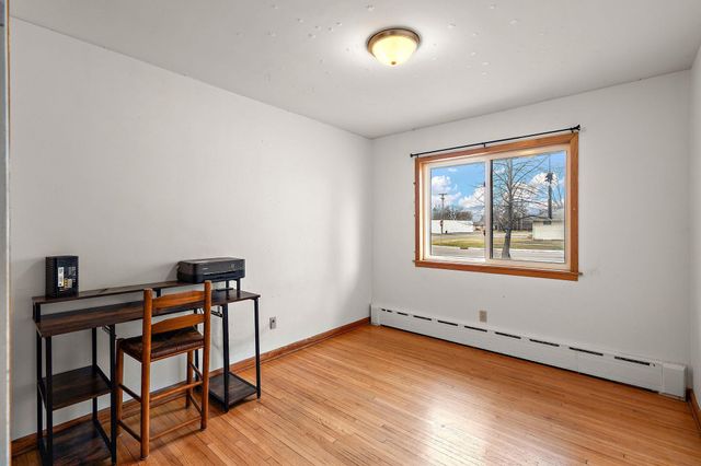 237 S Chestnut Street, Belle Plaine, MN 56011