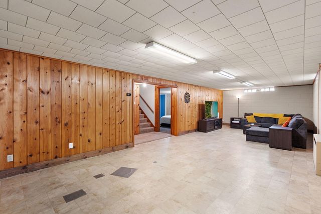 237 S Chestnut Street, Belle Plaine, MN 56011