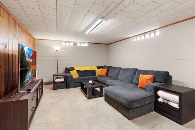 237 S Chestnut Street, Belle Plaine, MN 56011