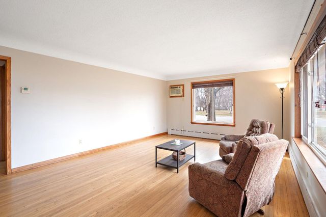 237 S Chestnut Street, Belle Plaine, MN 56011