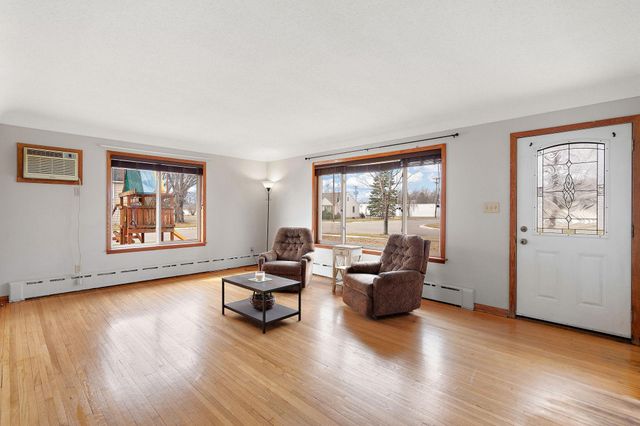 237 S Chestnut Street, Belle Plaine, MN 56011