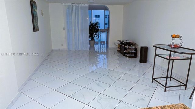 301 NE 14th Ave 404, Hallandale Beach, FL 33009