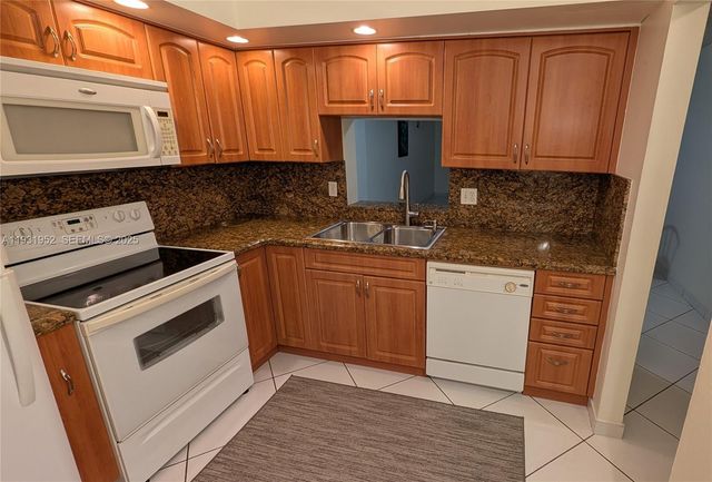 301 NE 14th Ave 404, Hallandale Beach, FL 33009