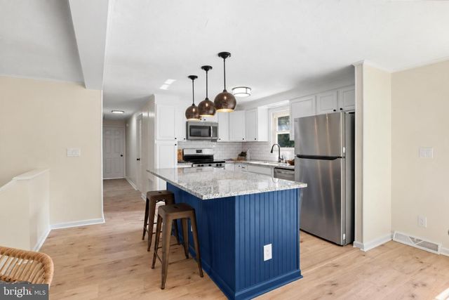 216 MAPLEWOOD DR, Dover, PA 17315