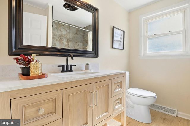 216 MAPLEWOOD DR, Dover, PA 17315