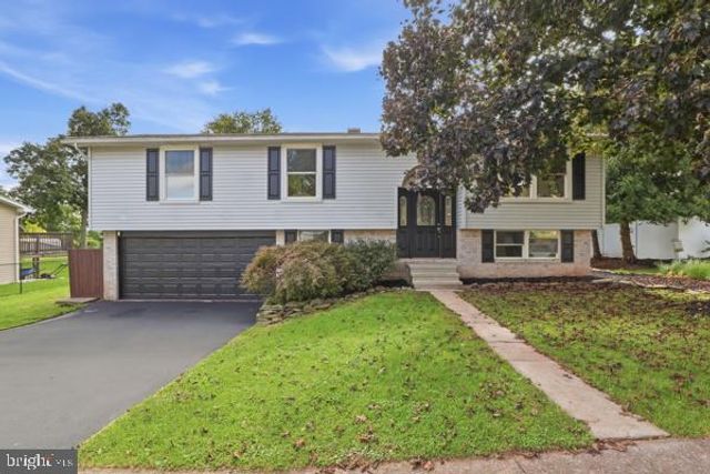 216 MAPLEWOOD DR, Dover, PA 17315