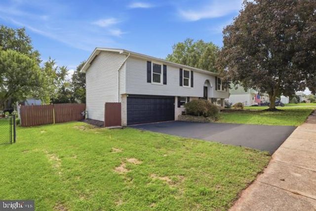 216 MAPLEWOOD DR, Dover, PA 17315