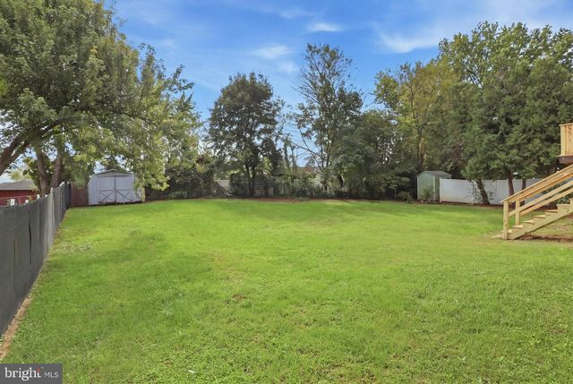 216 MAPLEWOOD DR, Dover, PA 17315