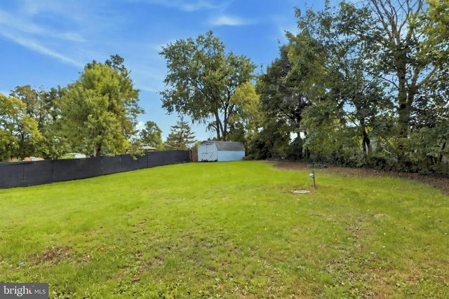 216 MAPLEWOOD DR, Dover, PA 17315