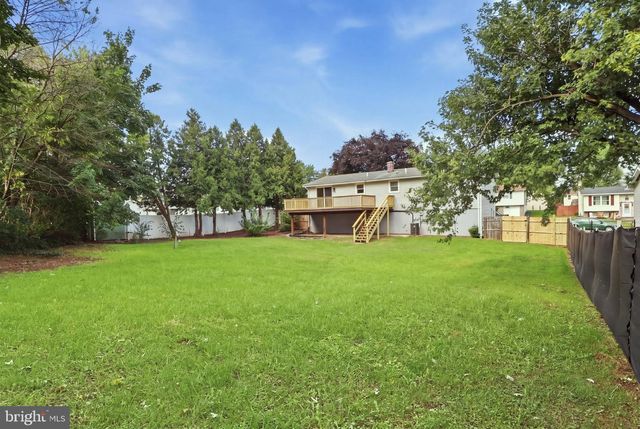 216 MAPLEWOOD DR, Dover, PA 17315