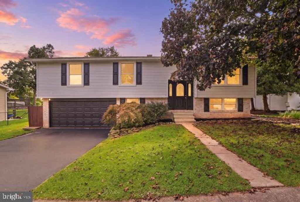 216 MAPLEWOOD DR, Dover, PA 17315