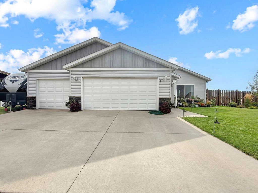 45 OLIVE TREE CR NE, Minot, ND 58703