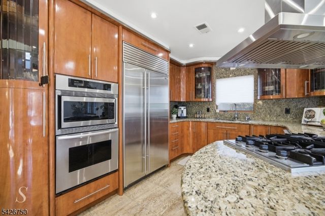 5 Franciscan Way, Fair Lawn Boro, NJ 07410